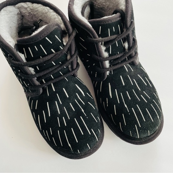 Star Wars UGG winter boots size 5 kids - Picture 2 of 7